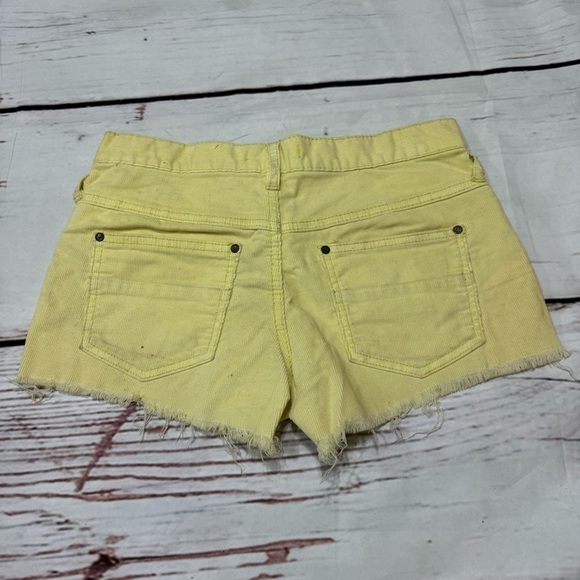 FP FREE PEOPLE CORDUROY SHORT SHORTS in yellow size 24 distressed dirty look Guc - Picture 12 of 15